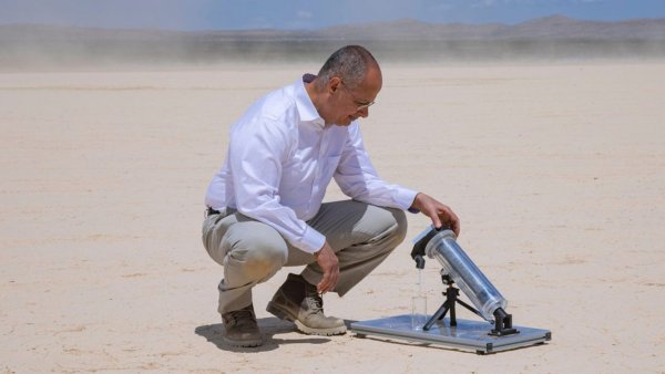 Device that can extract 1,000 liters of clean water a day from desert air revealed by 2025 Nobel Pri...