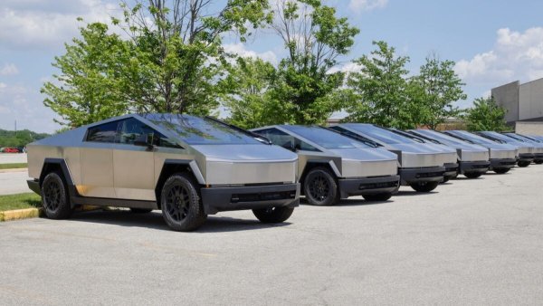 Tesla Faces Key Team Changes After Leaders Depart